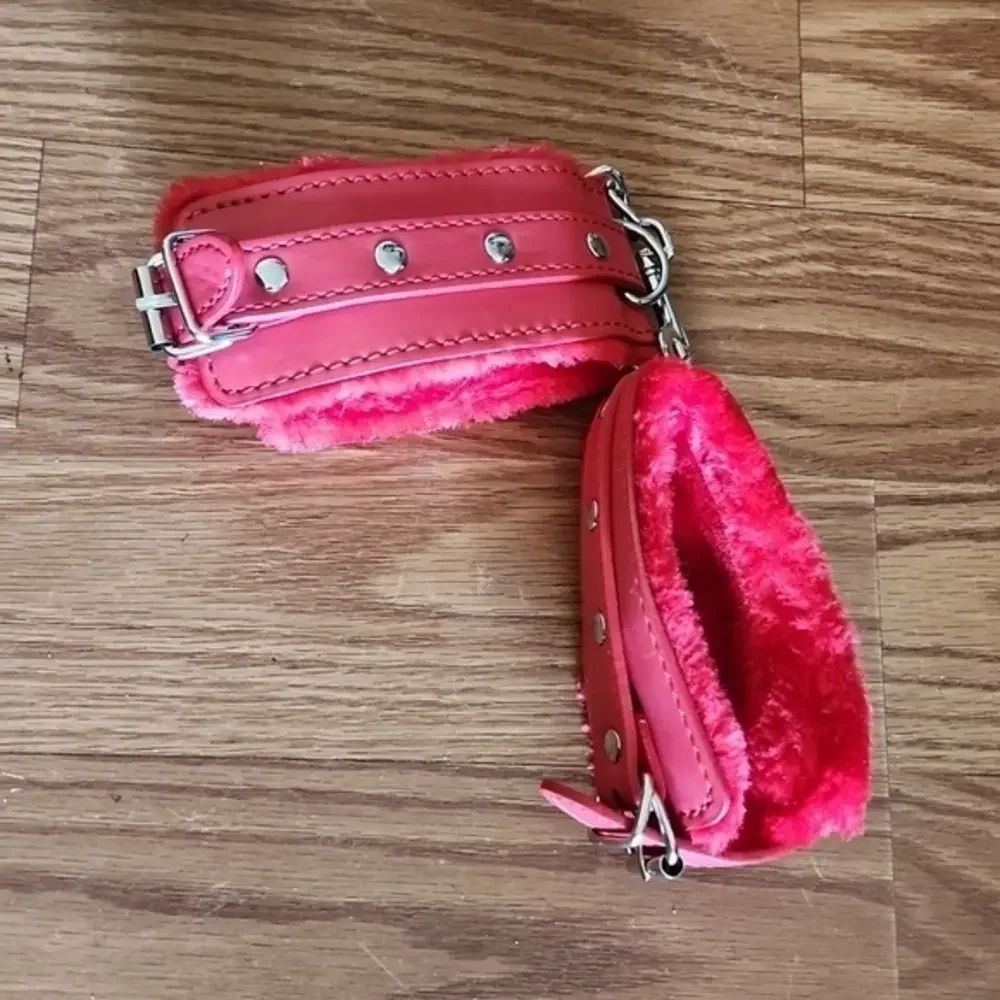 Red furry cuffs‎ New with a chain